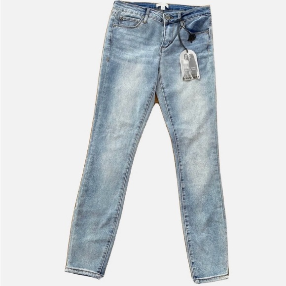 Klassic Jenner Mid-Rise Jesns - Picture 1 of 5